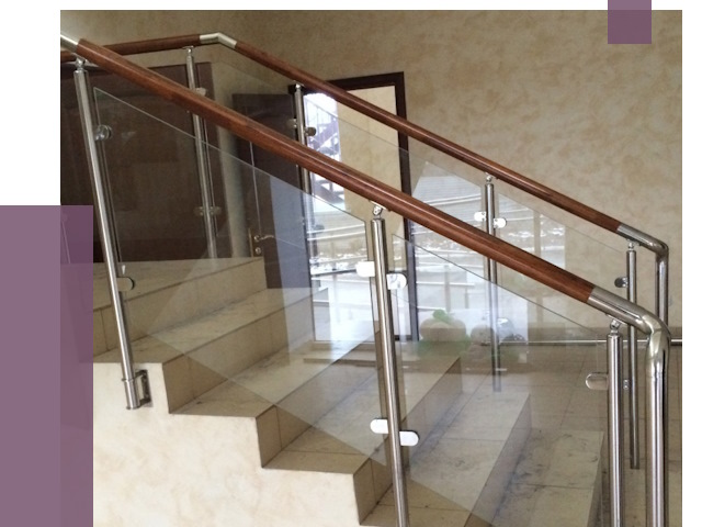 Комбинированные перила из металла и дерева в Обнинске